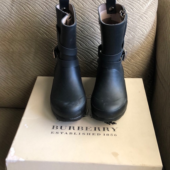 Size-31 Burberry rain boots used once - Picture 2 of 5